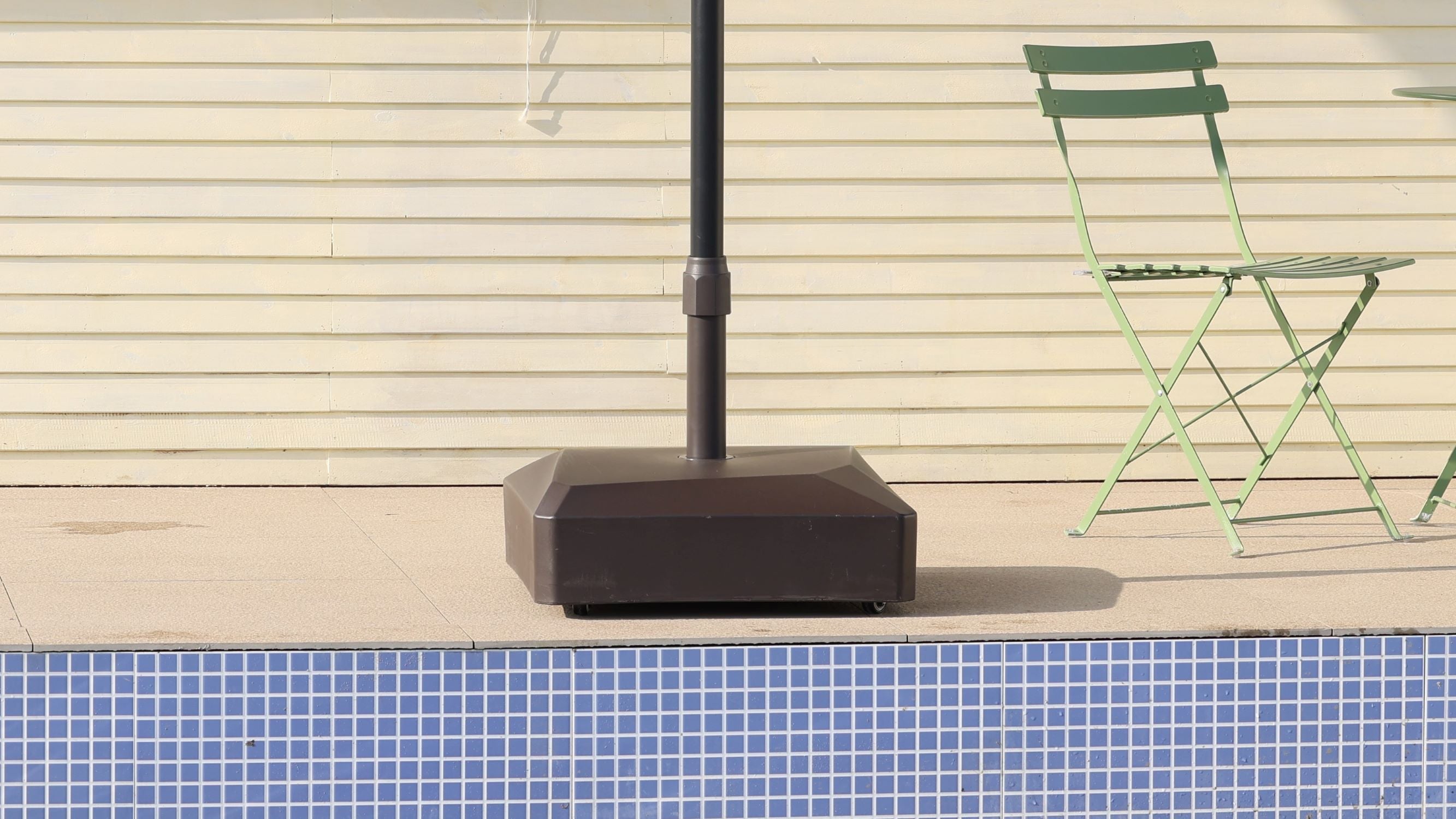 Load video: Aoodor Patio Umbrella Base with Wheels, Heavy Duty Fillable Market Umbrella Stand for Patios, Poolside, Garden with 4 Wheels, 2 Locks and Adjustable Knob, Installation Video